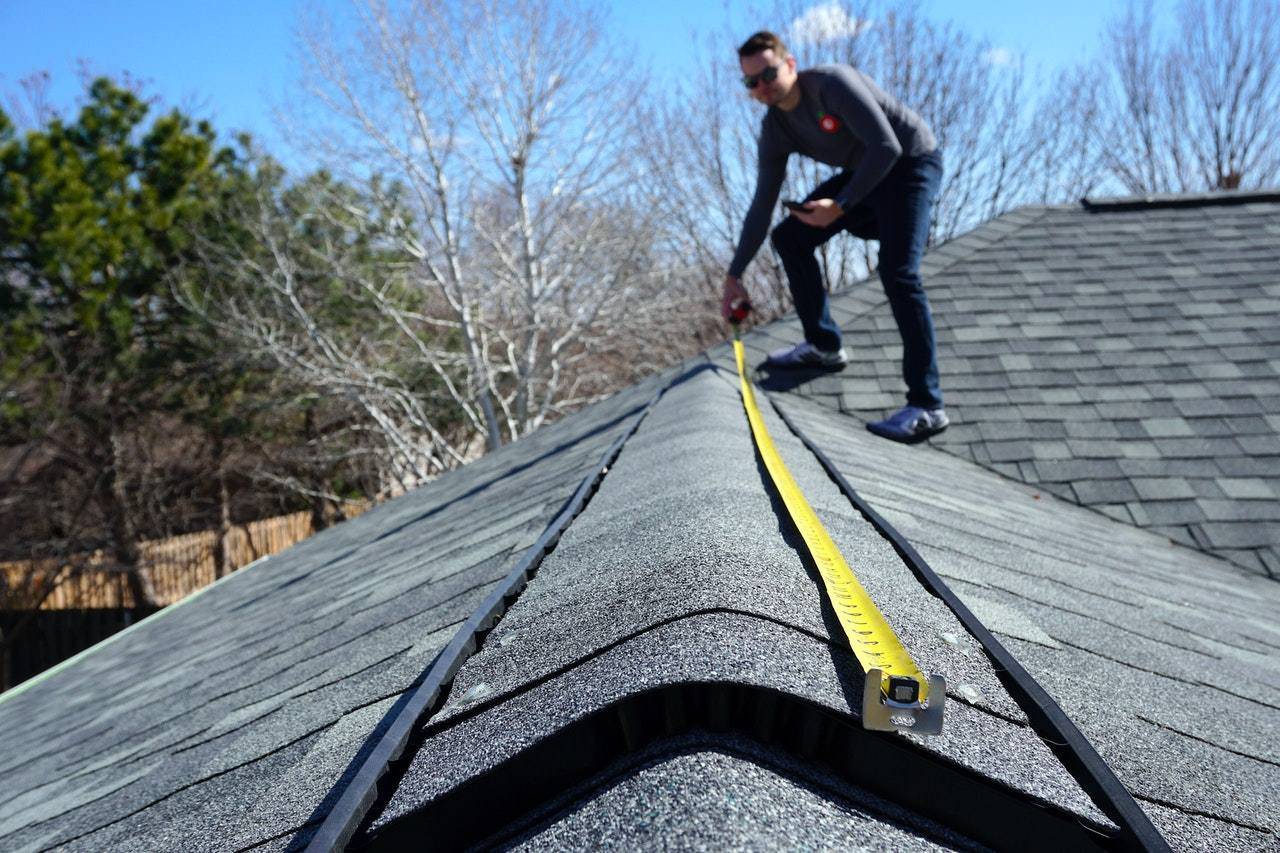 Roofing-Worker-With-Tape-Measure